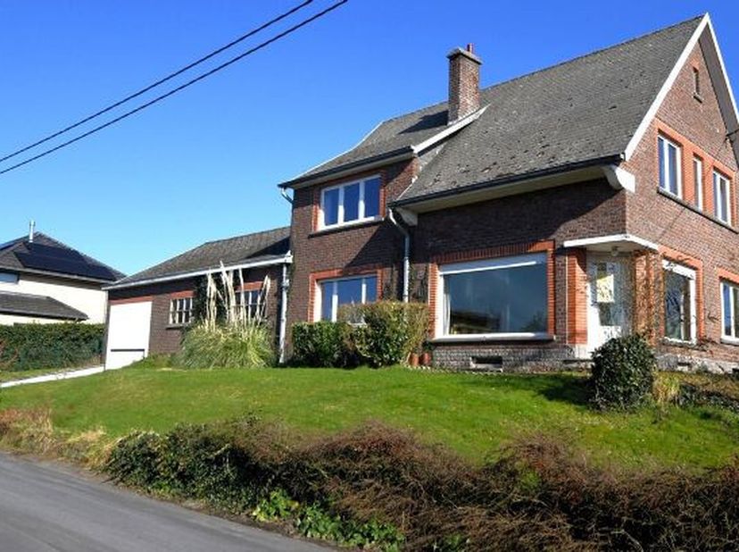 Prachtig gelegen alleenstaande woning met loods in het landelijke Vollezele (deelgemeente Galmaarden/Pajottegem), ideaal voor ZELFSTANDIGE, bestaande